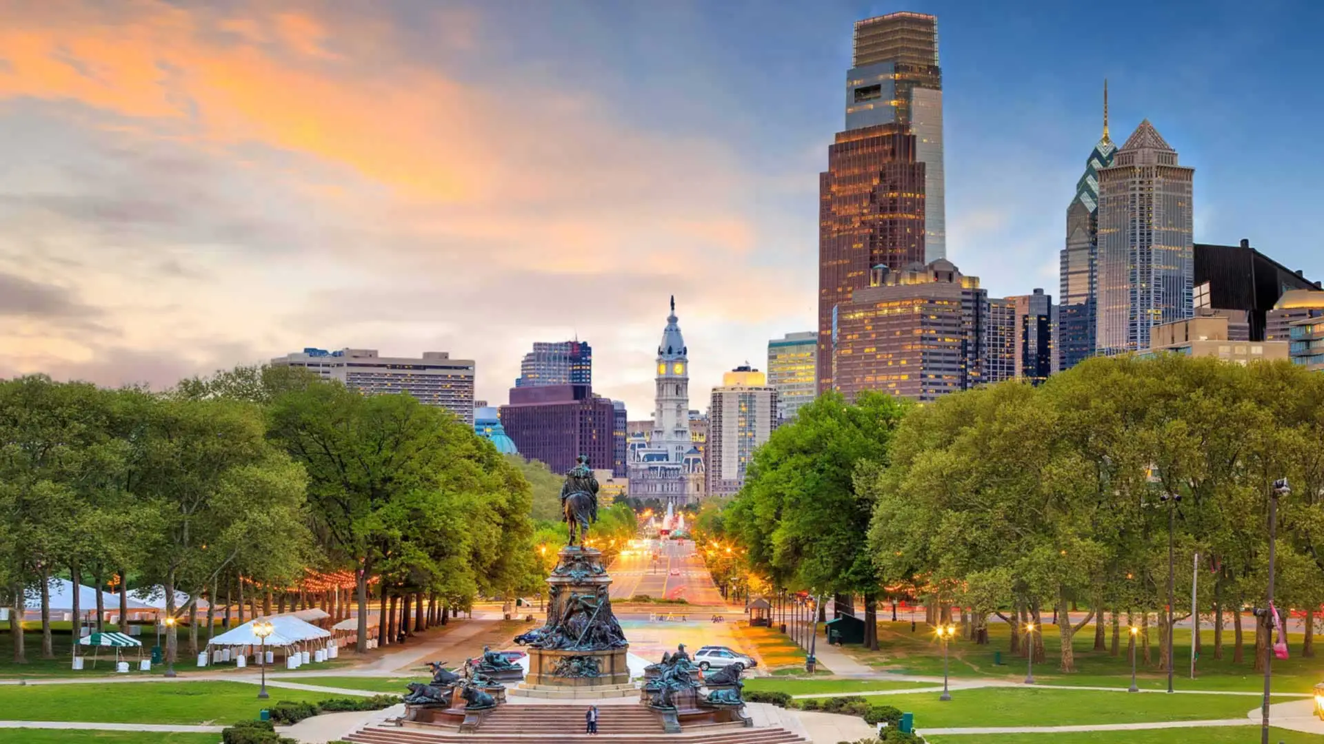 Philadelphia skyline with Washington Memorial Fountain in the foreground